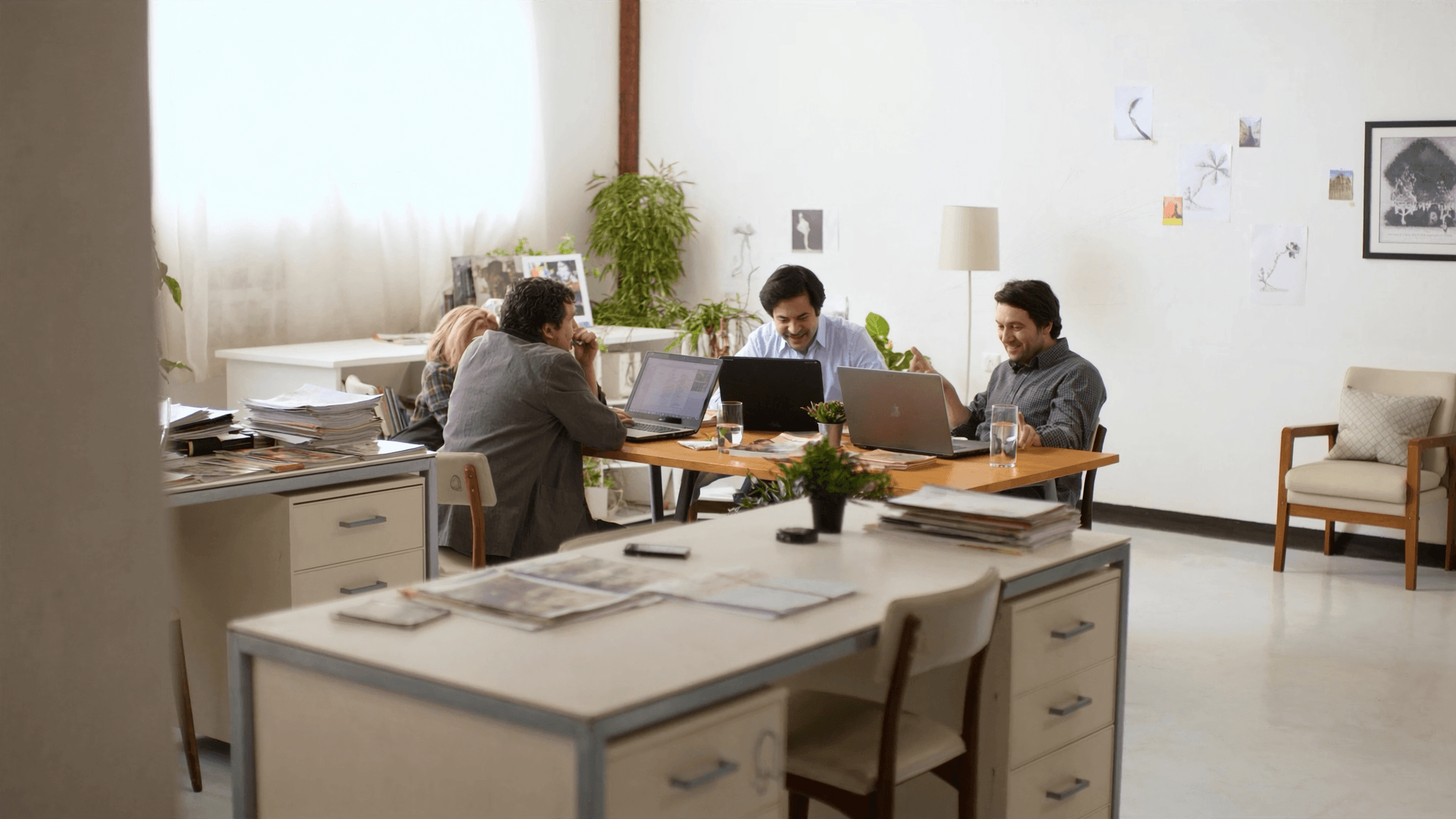 Équipe SOONTECH collaborant dans un bureau lumineux à Casablanca
