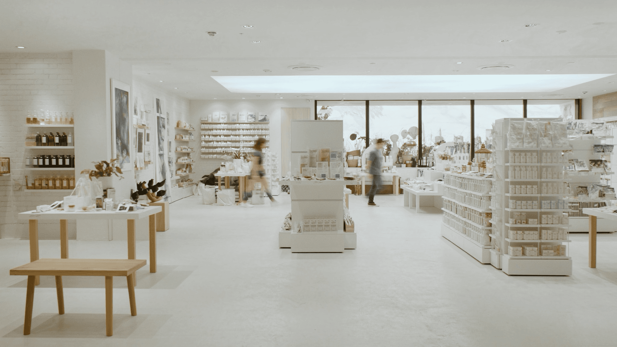 Intérieur de magasin lumineux avec des clients anonymes détectés par caméra IA